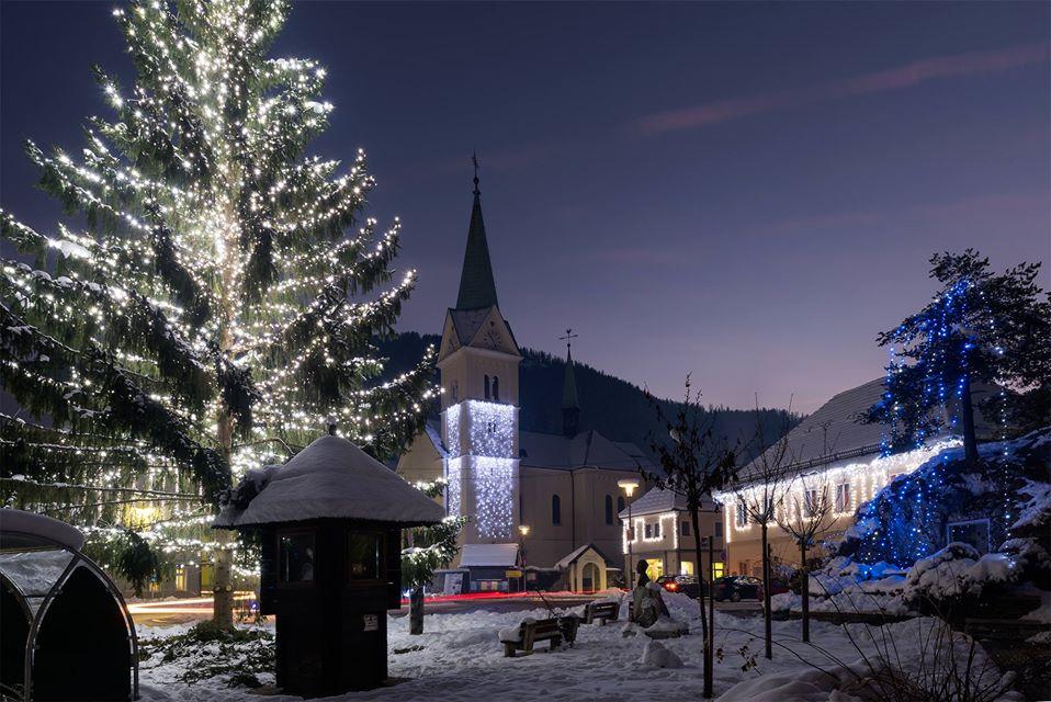 S prižigom prazničnih luči in obiskom Miklavža v Črni nadaljujejo s praznovanjem veselega decembra (FOTO)