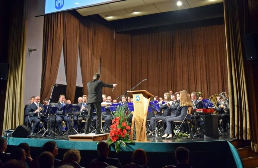 Pihalni orkester Slovenj Gradec s Tanjo Žagar prireja božično-novoletni koncert