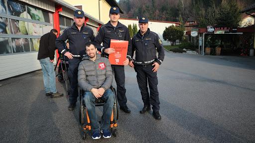 Šentjurski lokali iz rok Prevaljčana Aleša Kramolca prejeli koledar golih resnic (FOTO)