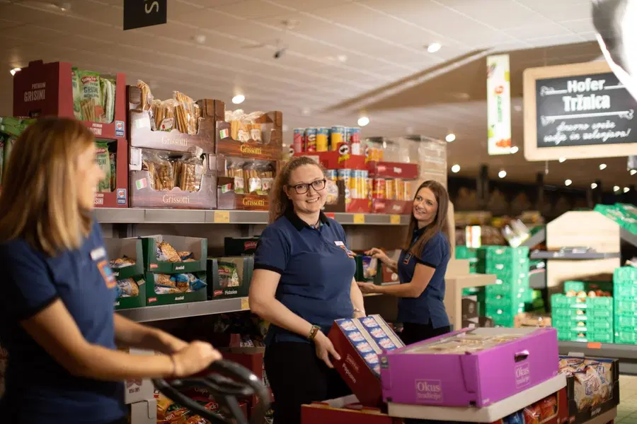 Prodajalkam in prodajalcem v Hoferju z januarjem višje plače