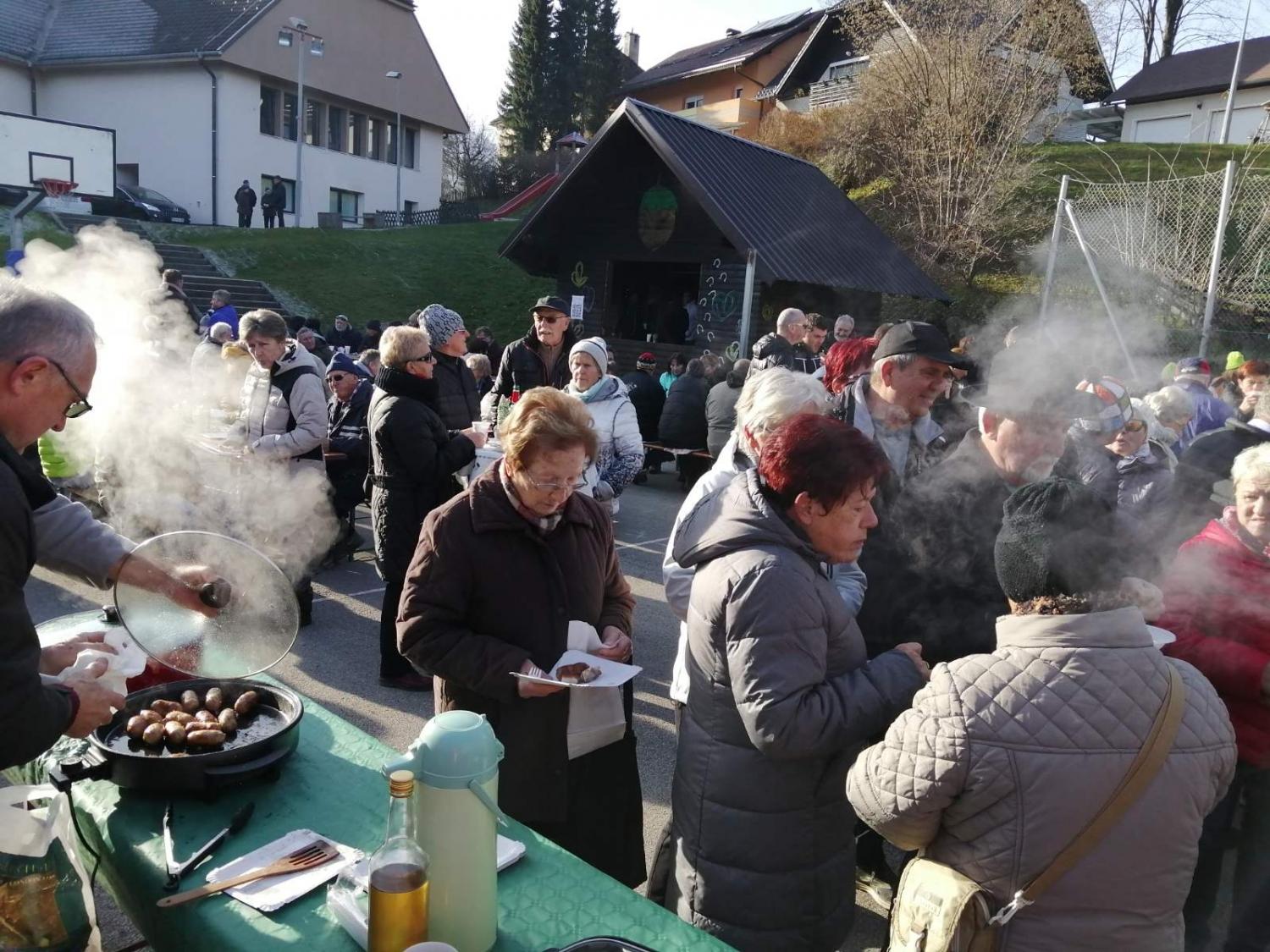 Obiskovalci navdušeni nad prvim festivalom kolin in tovstih grumpov (FOTO)