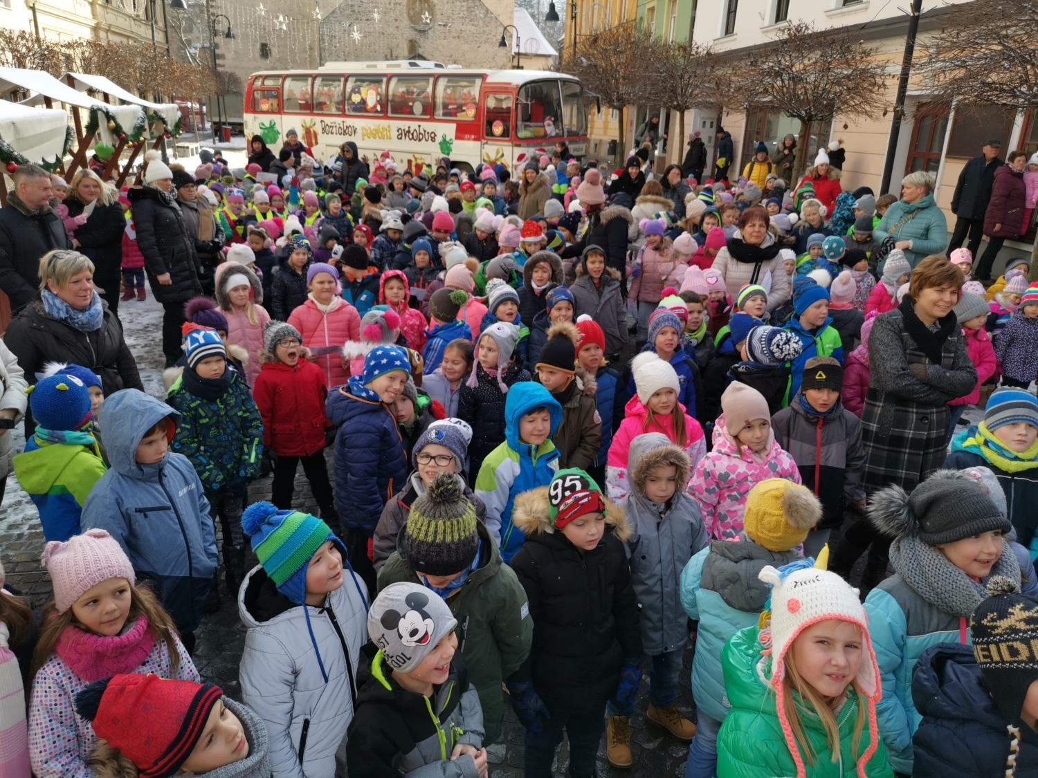 V Slovenj Gradcu "pridni" otroci s pismi za Božička pričakali poštarja Pavlija (FOTO)