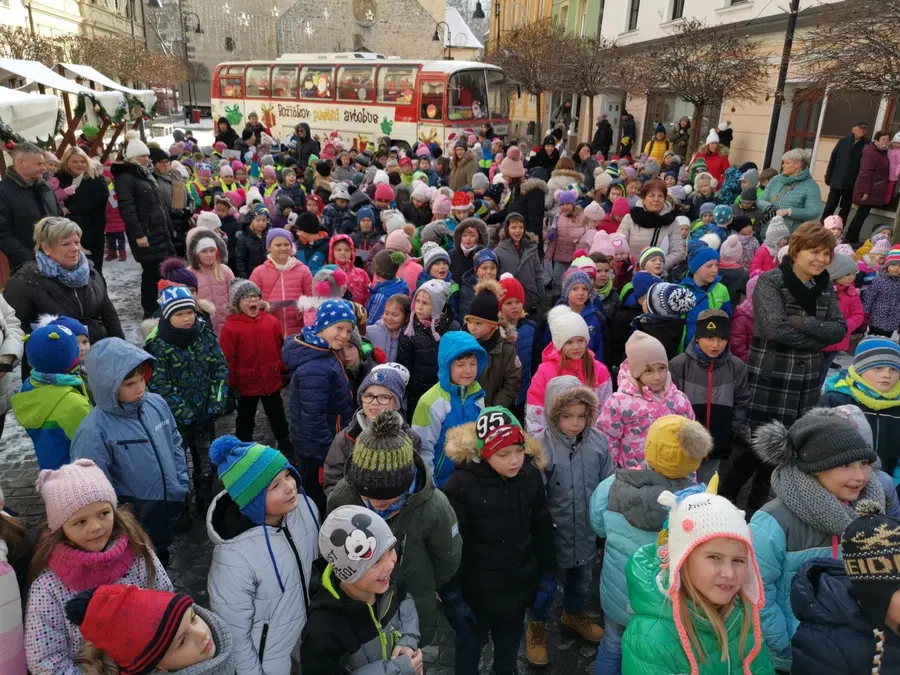 V Slovenj Gradcu "pridni" otroci s pismi za Božička pričakali poštarja Pavlija (FOTO)