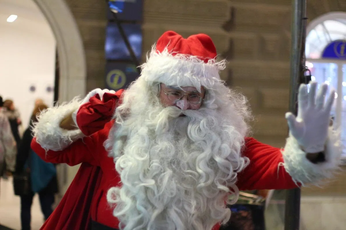 V Slovenj Gradcu so se najmlajši razveselili Božička, odrasli pa nakupovanja pod lučkami in koncerta zasedbe Kreativo (FOTO)