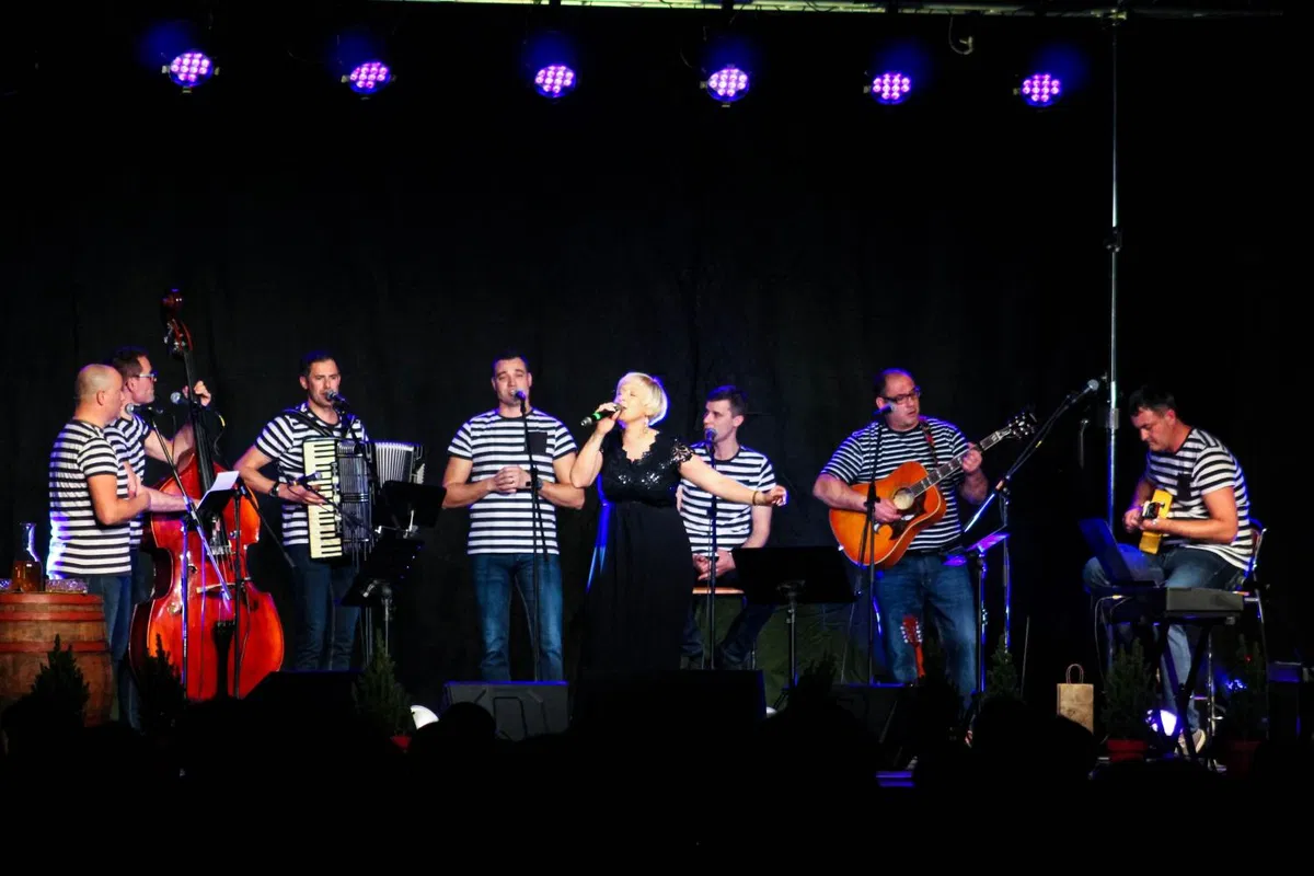 Dravograjski sekstet z gosti navdušil množico obiskovalcev (FOTO)