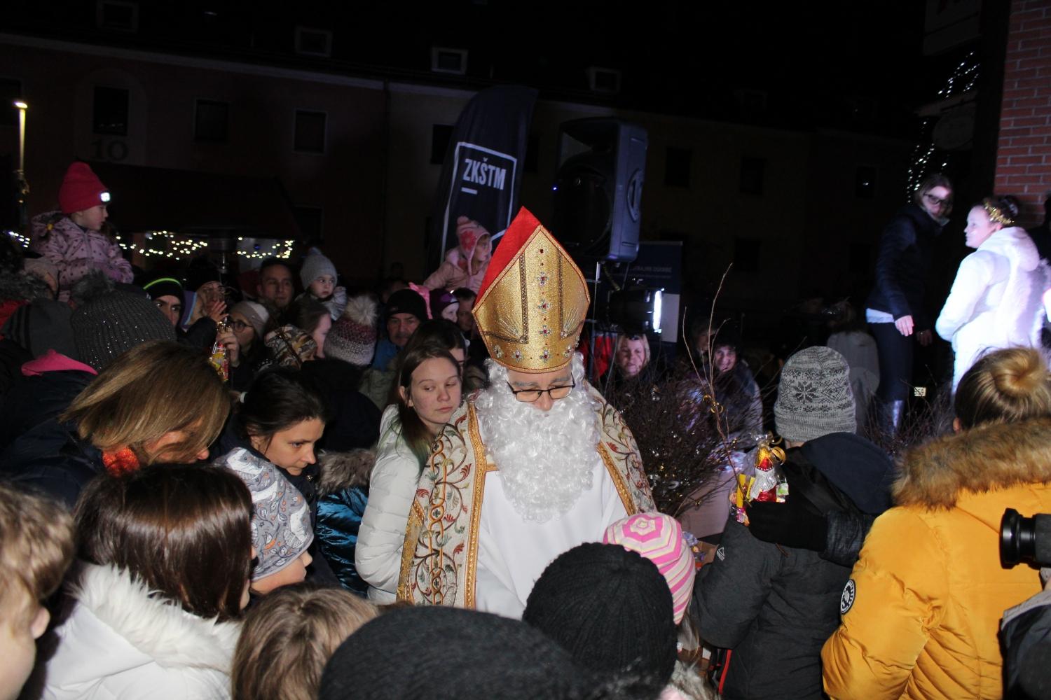 Na Ravnah otvorili čarobni december. Miklavža pričakali kar na drsalkah (FOTO)