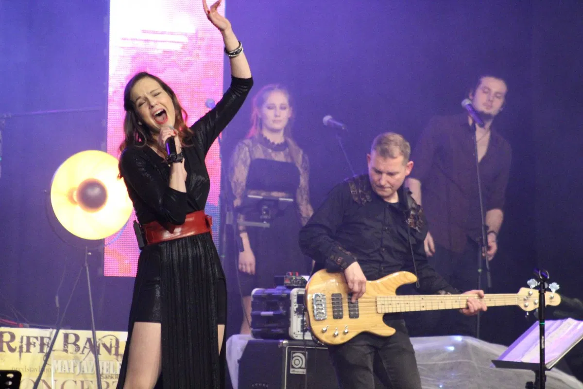 Na Prevaljah člani zasedbe Riff band pričarali praznično obarvan večer in poskrbeli za nepozabno vzdušje (FOTO)