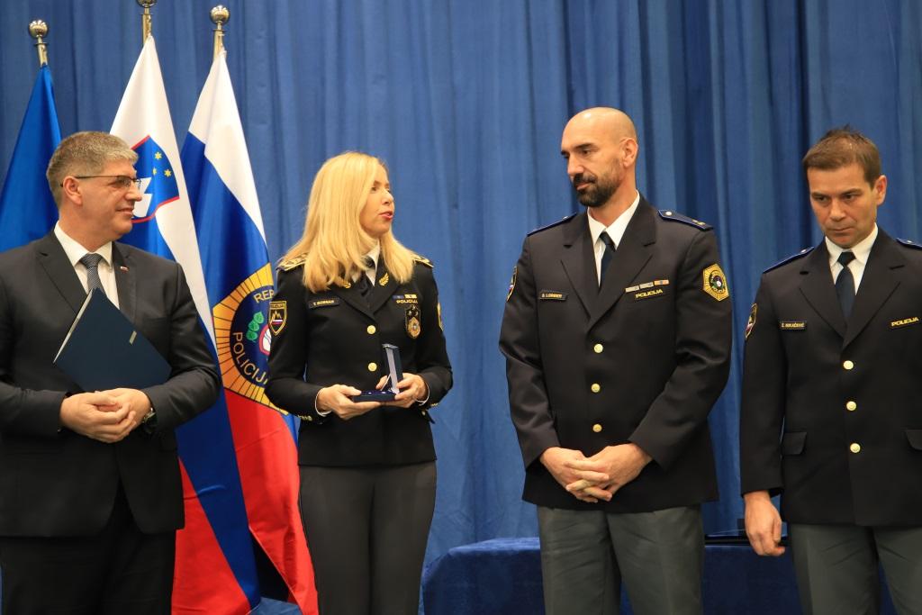 Slovenjgraška policista najprej rešila otrokovo življenje, zdaj prejela medaljo za hrabrost in požrtvovalnost (FOTO)