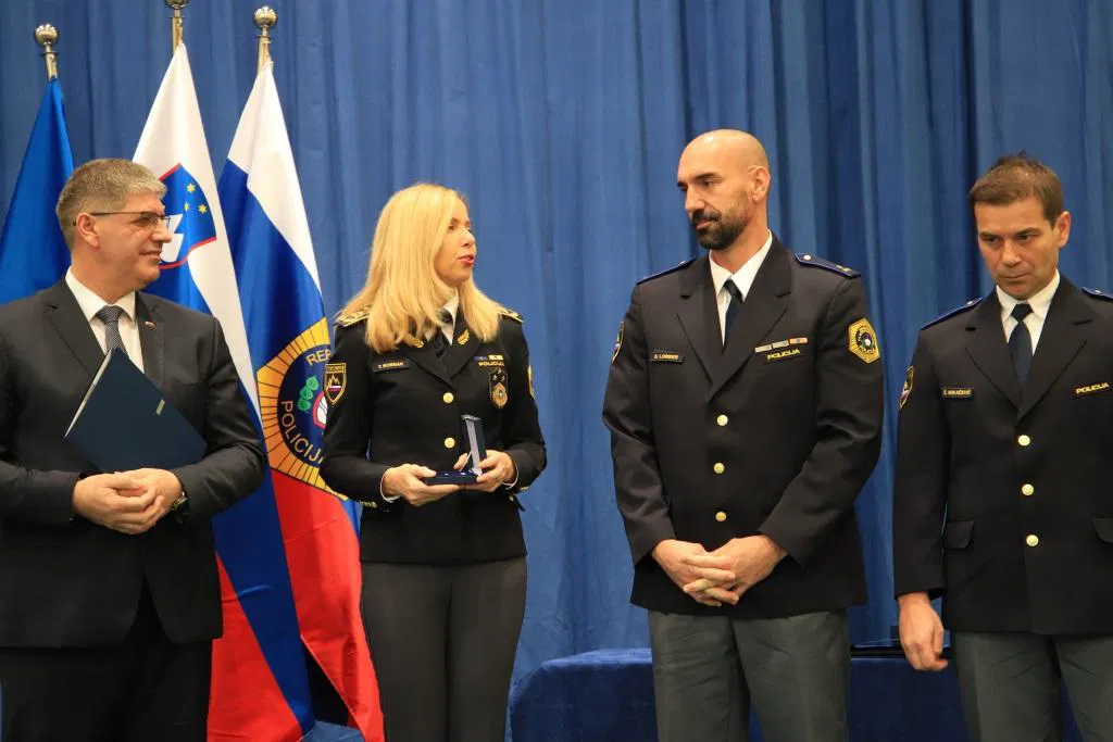 Slovenjgraška policista najprej rešila otrokovo življenje, zdaj prejela medaljo za hrabrost in požrtvovalnost (FOTO)