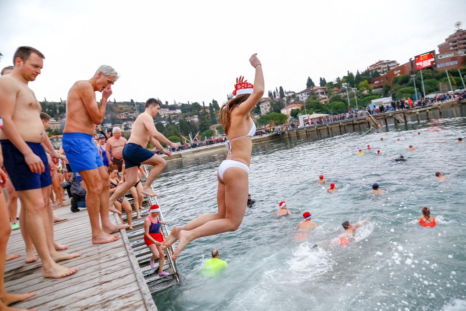 Ste dovolj pogumni za novoletni skok v morje?