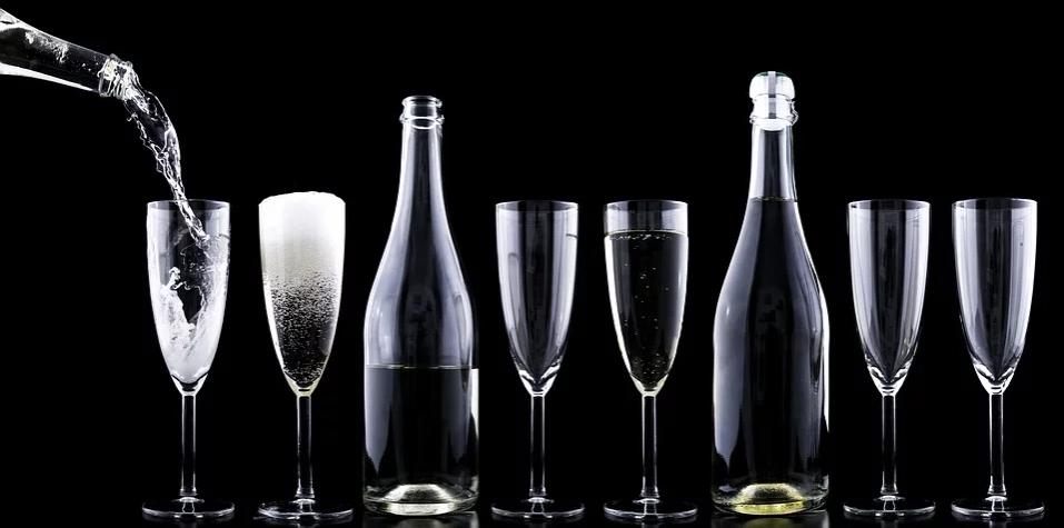 NIJZ: skoraj polovica odraslih Slovencev pije čezmerno, četrtina 17-letnikov konzumira alkohol vsaj enkrat na teden