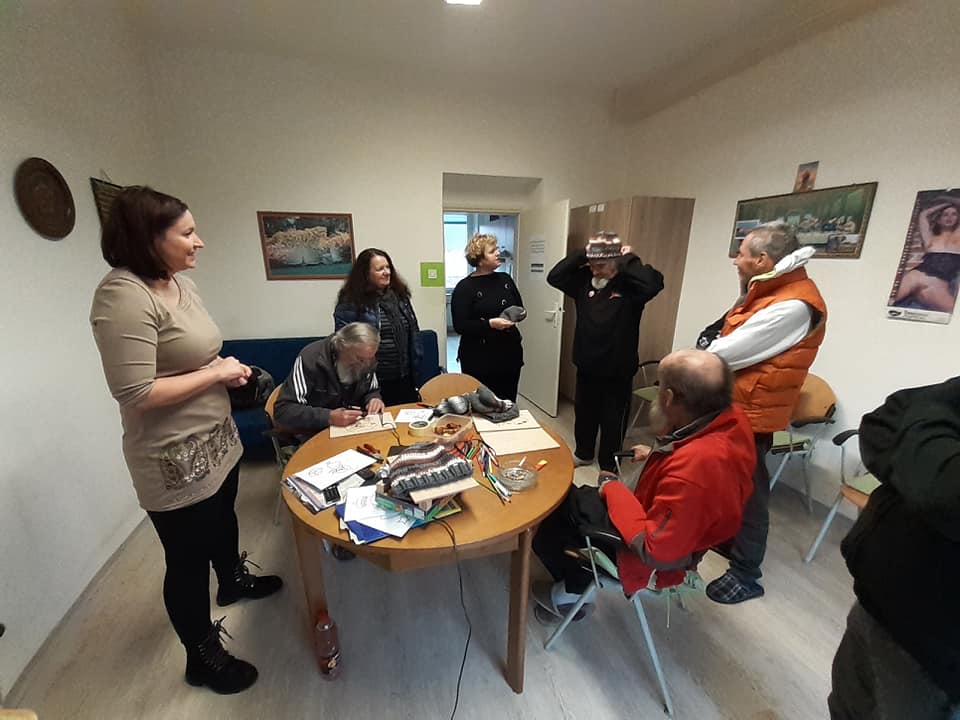 Korošici, ki bosta napadali Guinnessov rekord, razveselili brezdomce (FOTO)