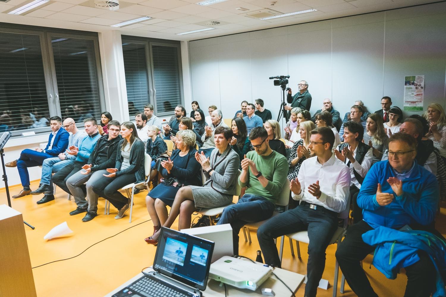 Zgodbe koroških startup-ov: od prenosne sušilno-hladilno kletke za pse in mačke, veterinarske fizioterapije, ergonomske podpore za roko do kitarskih stolov (FOTO)