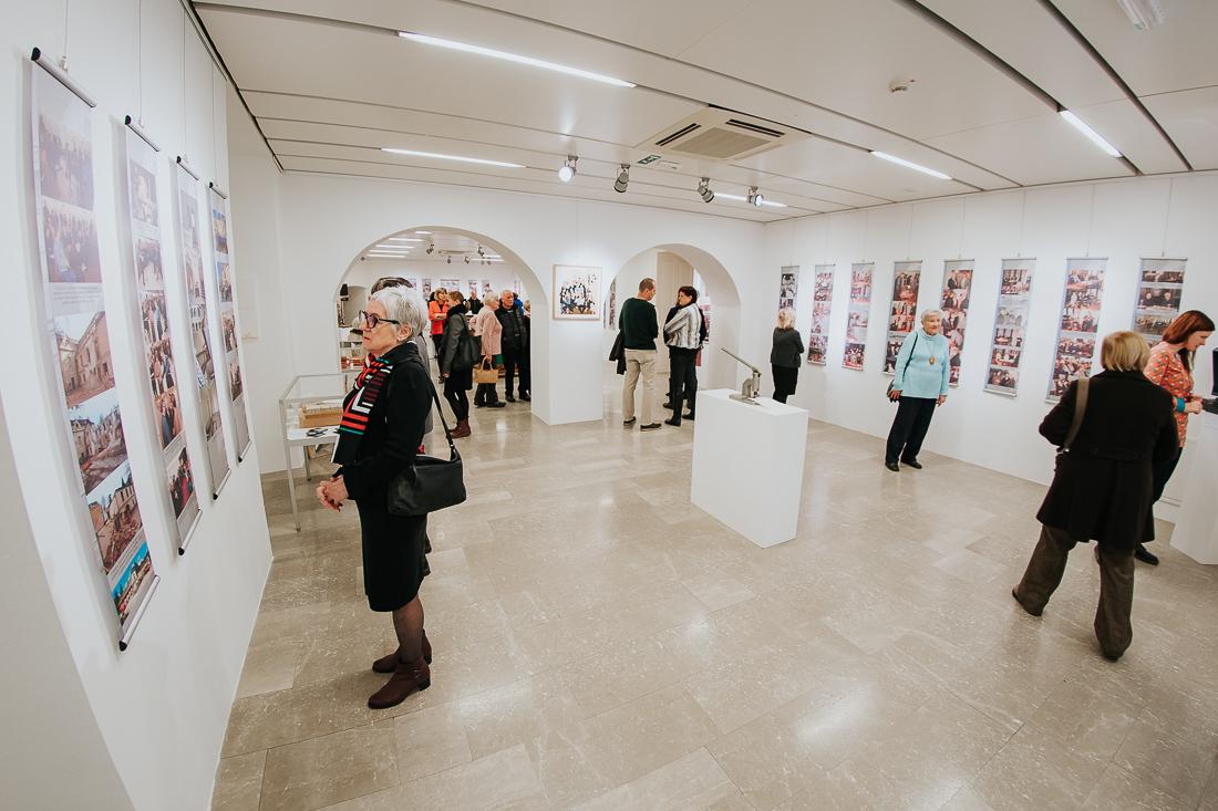 V KOK na ogled postavili razstavo, ki vas popelje skozi sedem desetletij knjižnice (FOTO)