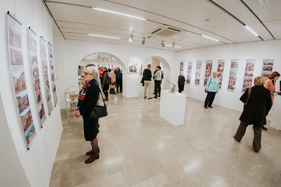 V KOK na ogled postavili razstavo, ki vas popelje skozi sedem desetletij knjižnice (FOTO)