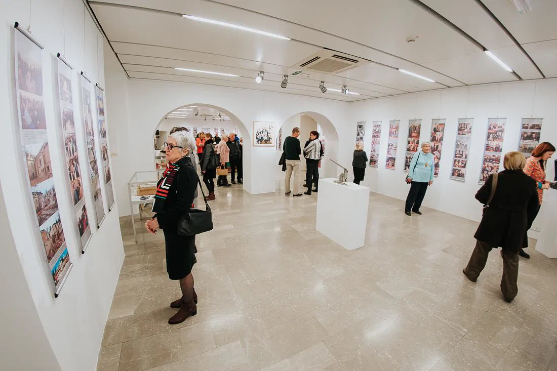 V KOK na ogled postavili razstavo, ki vas popelje skozi sedem desetletij knjižnice (FOTO)