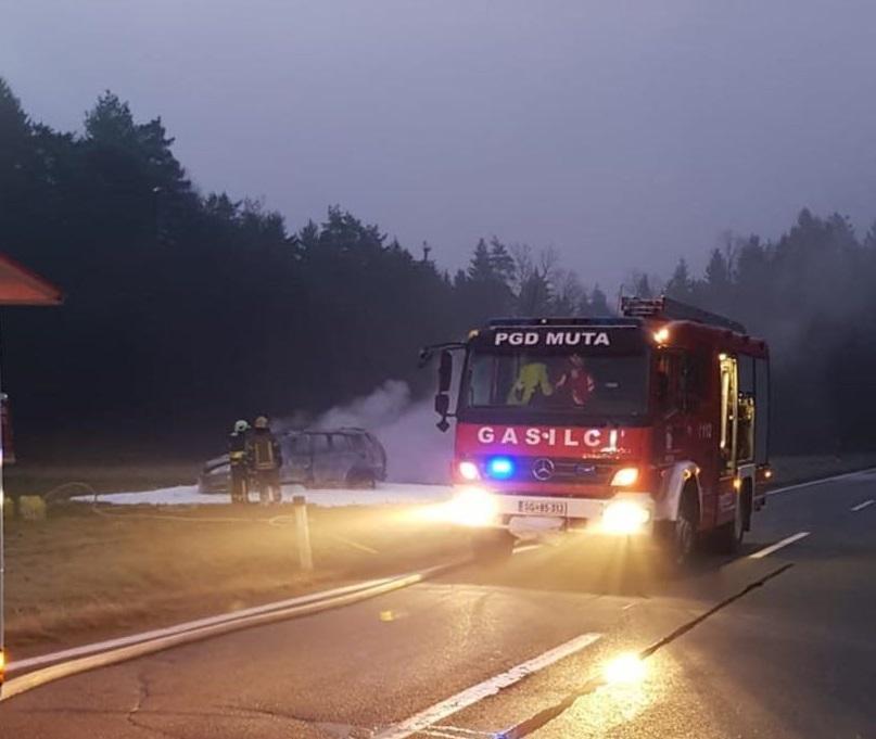 Sredi vožnje mu je zagorel avto (FOTO)