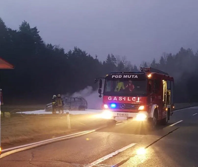 Sredi vožnje mu je zagorel avto (FOTO)