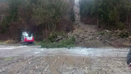 V Podgorju spet grozil plaz, v Podvelki 472 odjemalcev ostalo brez elektrike