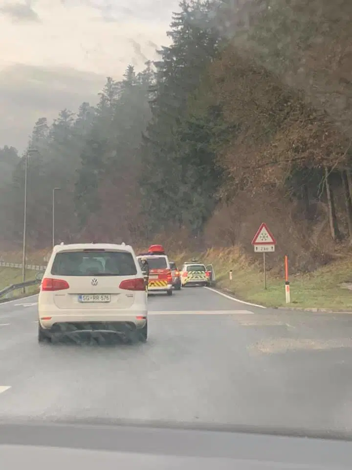 Na Muti vozilo s ceste na bok, v Mislinji na vozišče padli dve drevesi