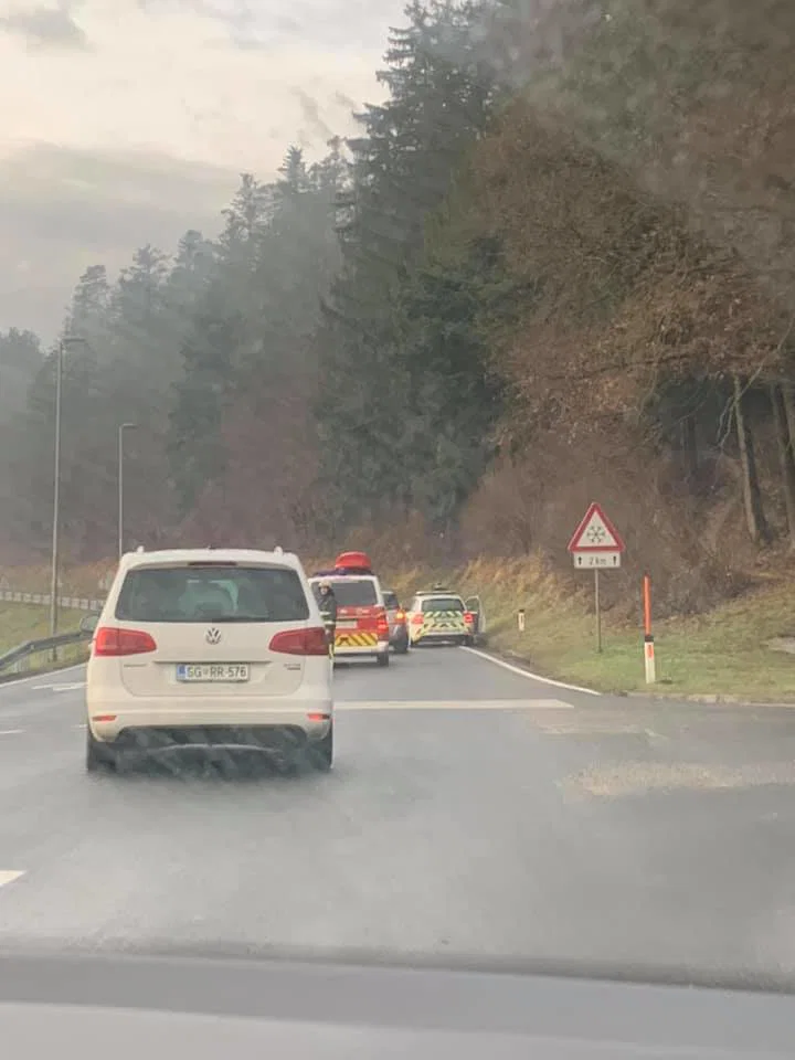 Na Muti vozilo s ceste na bok, v Mislinji na vozišče padli dve drevesi