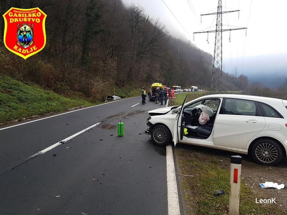 V prometni nesreči pri Podvelki poškodovane štiri osebe (FOTO)
