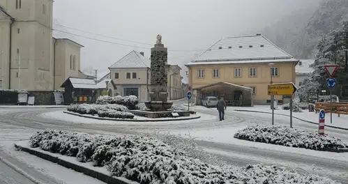 Danes še sonce, jutri že sneg. V nedeljo nevarnost snegoloma v višjih legah, tudi na Koroškem