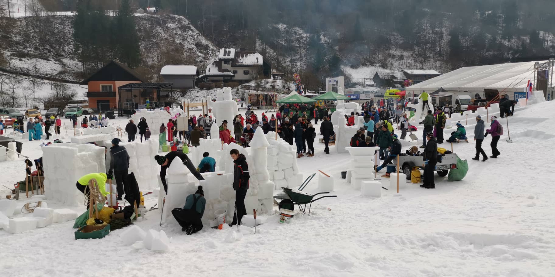 Snežno kraljestvo že dobiva novo podobo, kralj Matjaž še izbira Alenčico (FOTO)