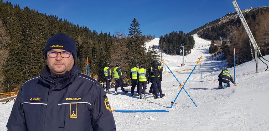 Policisti so se na Krvavcu usposabljali za delo na smučiščih (FOTO)