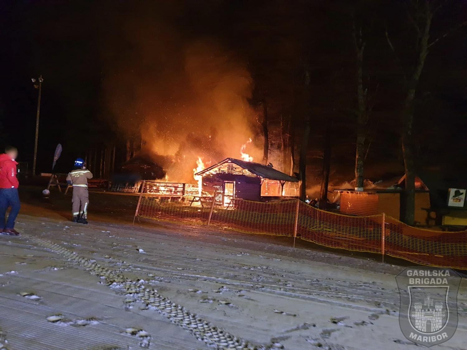 Ponoči zagorelo na Mariborskem Pohorju v bližini smučišča, uničenih več objektov (FOTO)