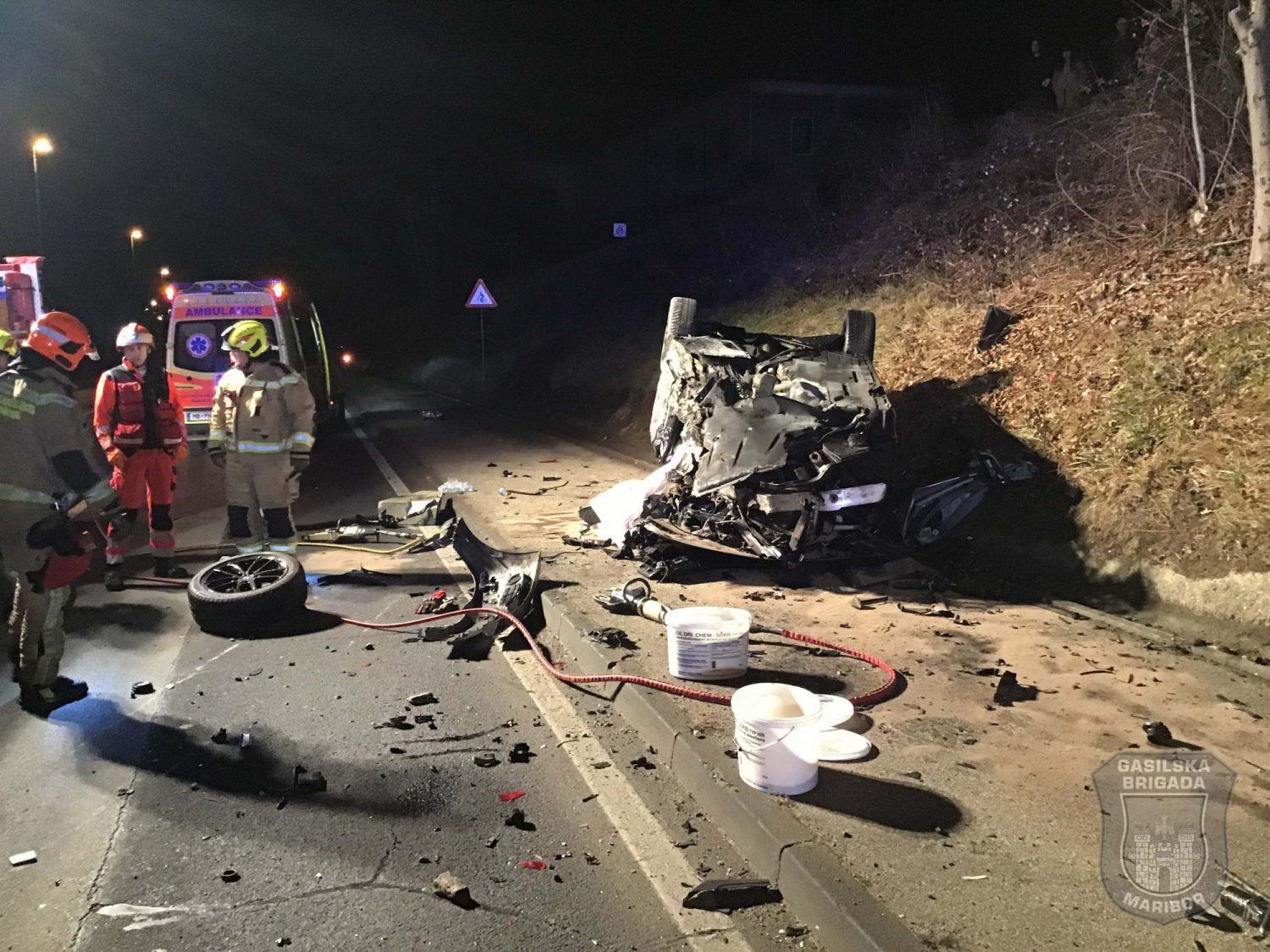 Po silovitem trčenju v odbojni zid umrl (FOTO)