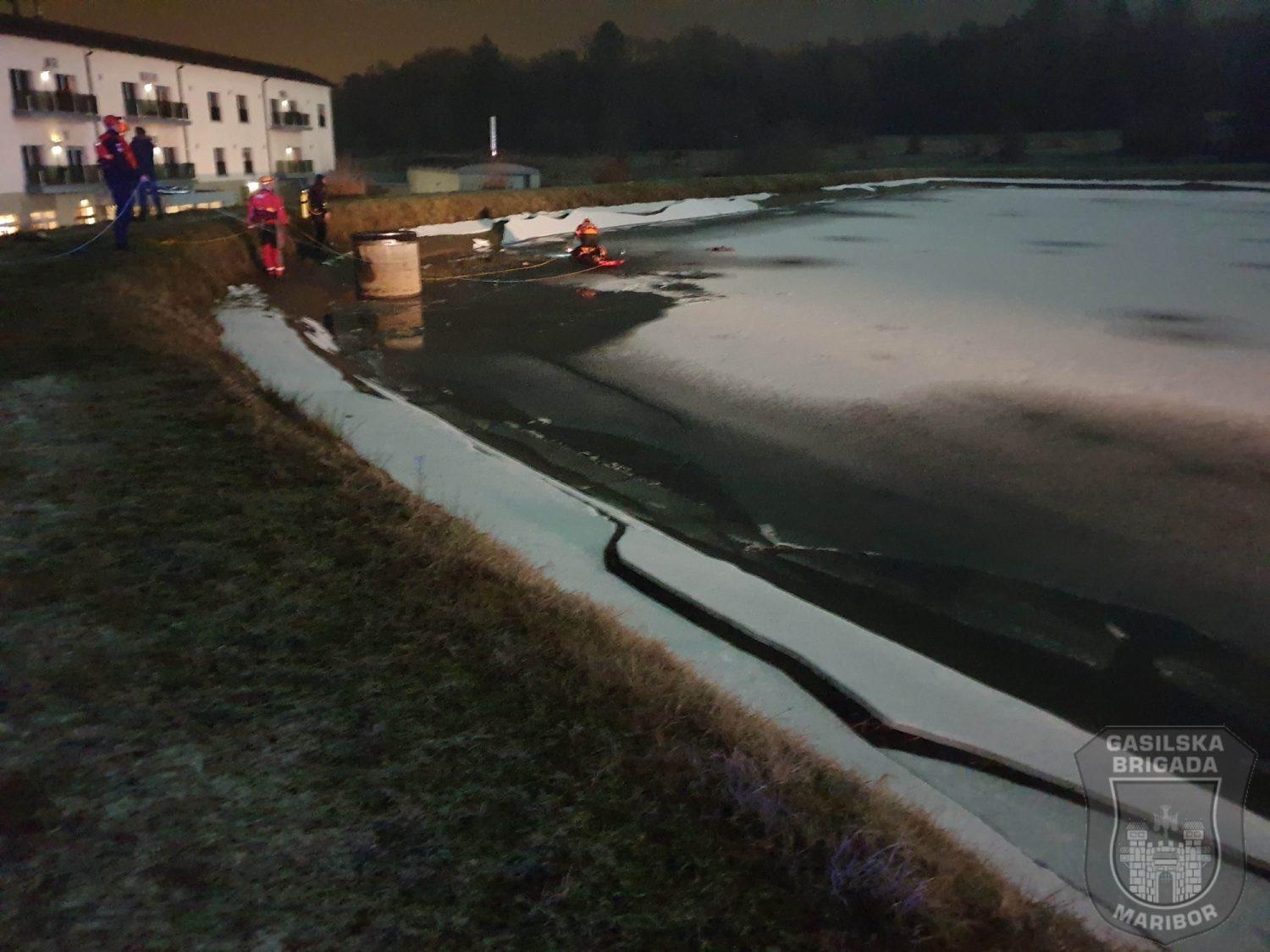 Mariborski gasilci z zaledenelega ribnika rešili podhlajeni osebi (FOTO)