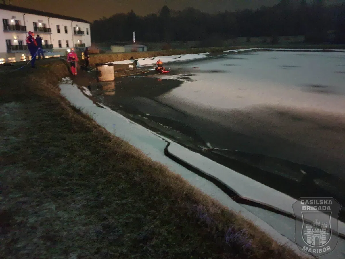 Mariborski gasilci z zaledenelega ribnika rešili podhlajeni osebi (FOTO)