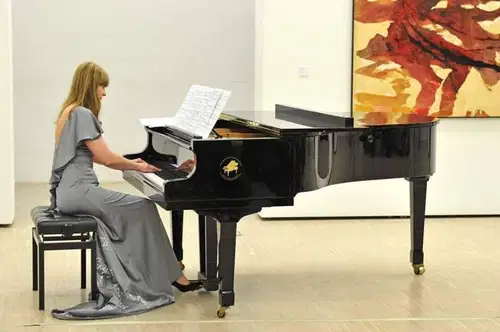 Letošnja Bernekerjeva nagrada v roke pianistki Maji Kastratovik
