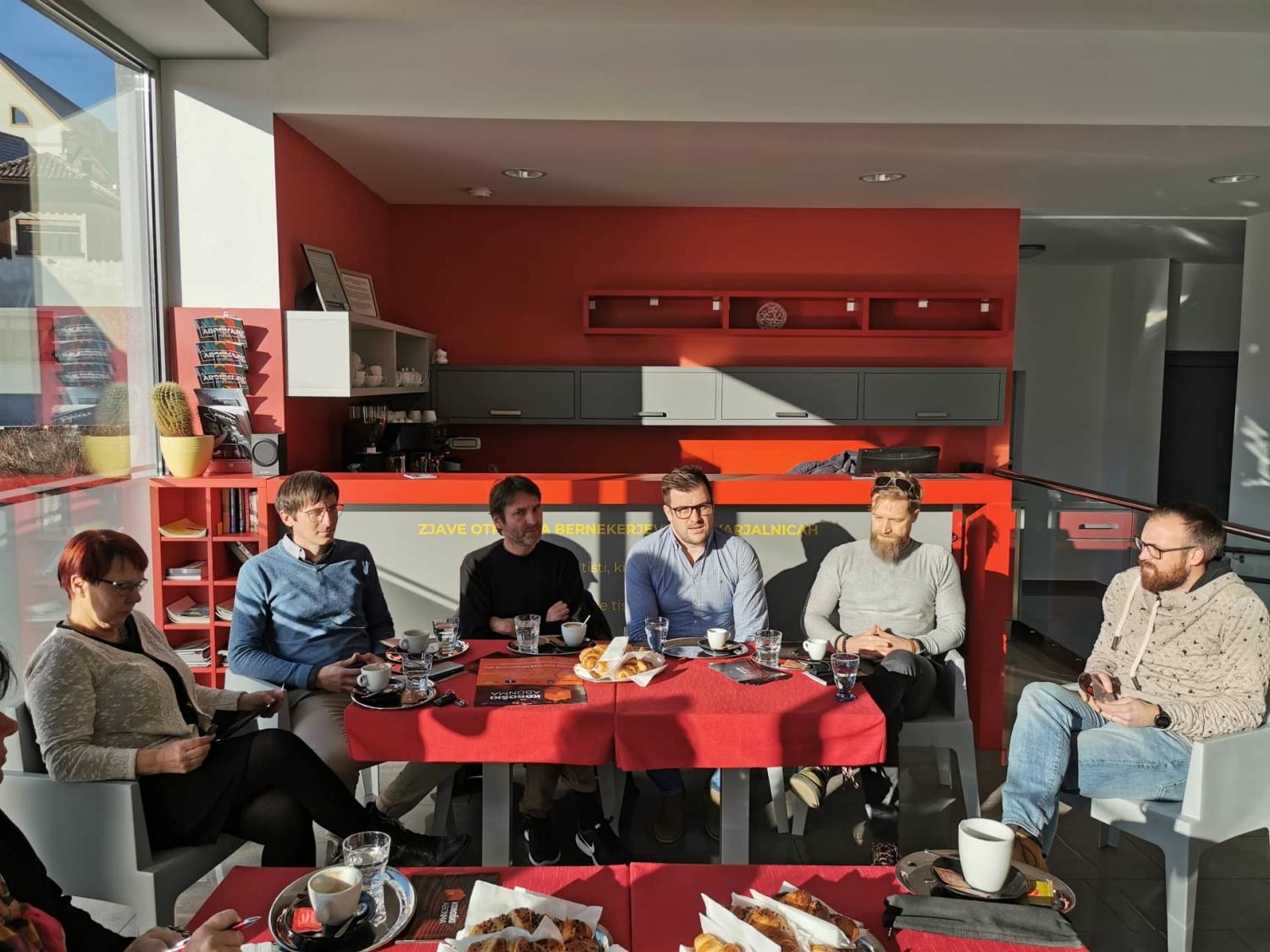 Koroški abonma: "Če želiš, da bo tvoj vrt lep, moraš zalivati tudi pri sosedu" (VIDEO in FOTO)