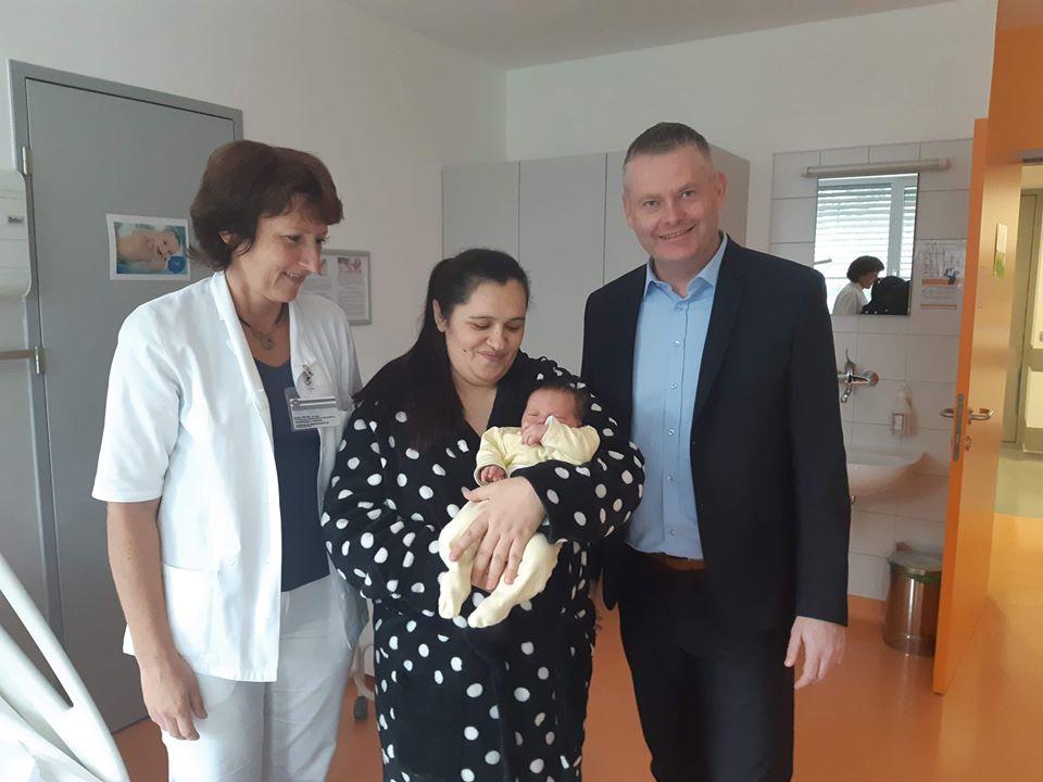 Slovenjgraški župan v porodnišnici obiskal prva letošnja Korošca (FOTO)