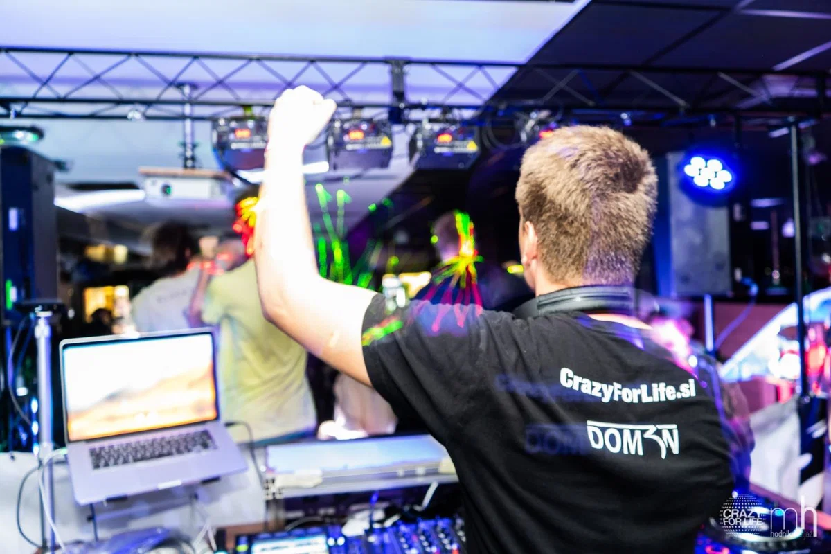 Kar 5 DJ-ev bo Korošce zabavalo na Ravnah