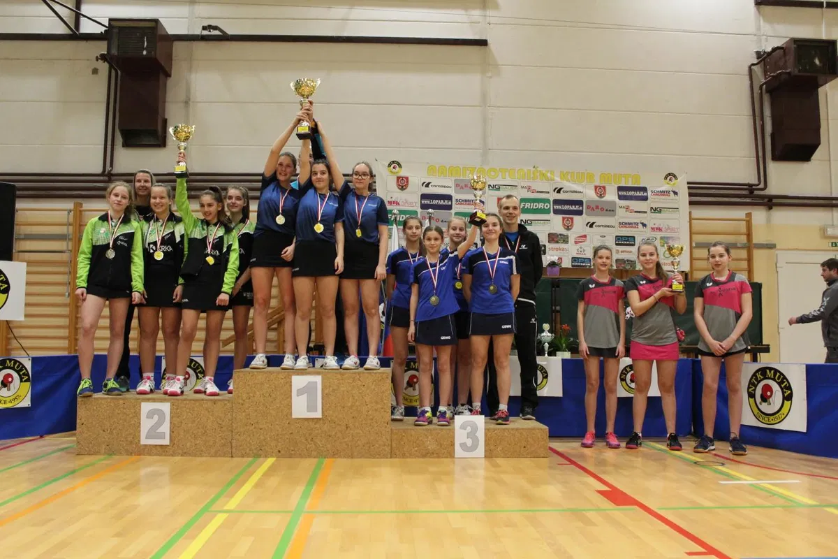 Koroške kadetinje državne prvakinje, kadeti drugi na tekmovanju v namiznem tenisu (FOTO)