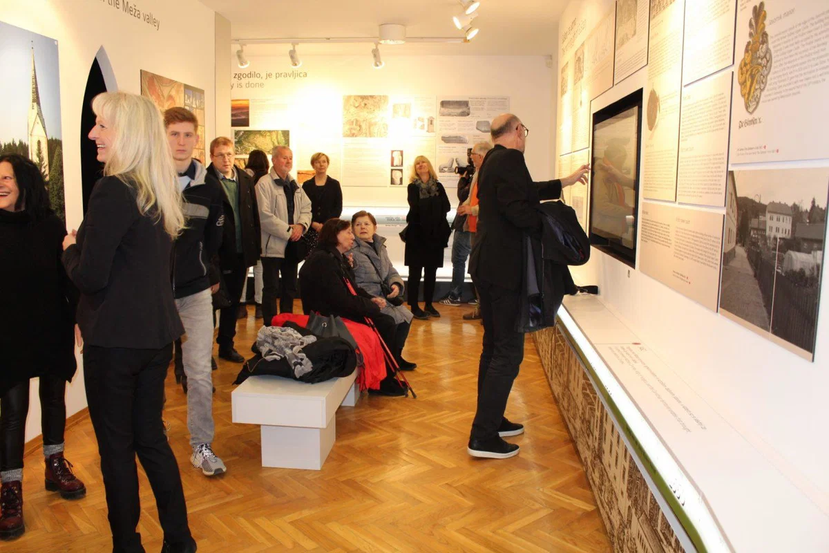 Na Ravnah so odprli stalno razstavo "Guštanj za jutrno" (FOTO)