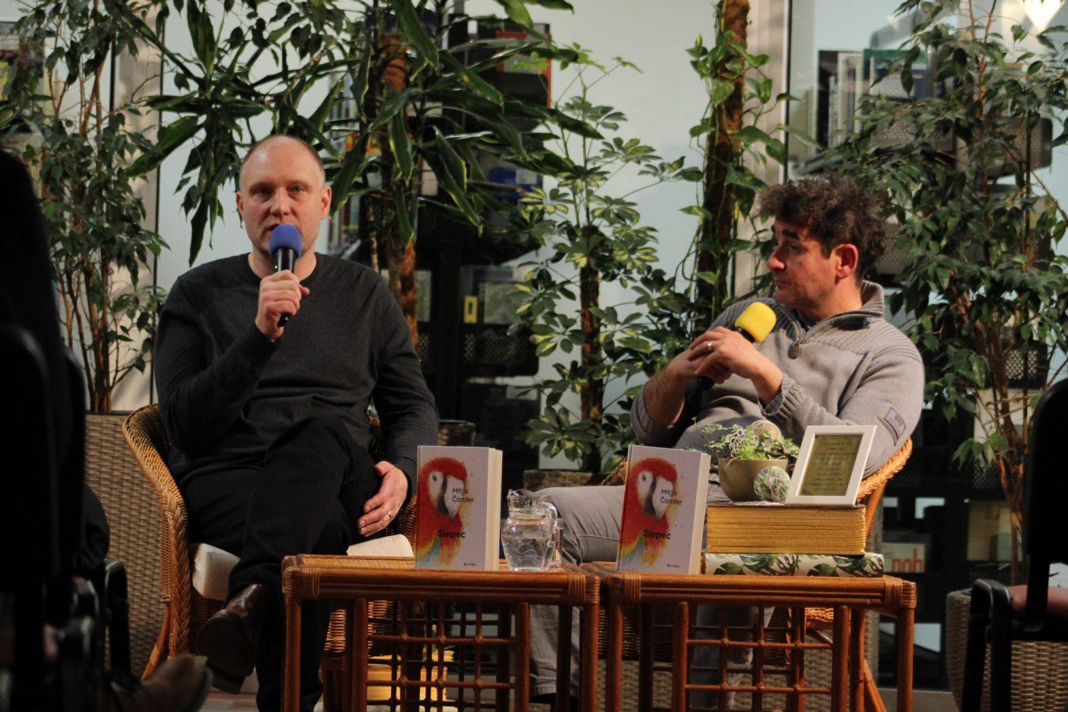 Mitja Čander je v slovenjgraški knjižnici predstavil romaneskni prvenec Slepec (FOTO)