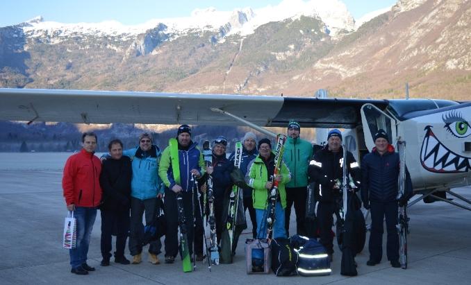 Z letališča v Libeličah na drugi konec Slovenije v le 35 minutah prva skupina smučarjev (FOTO)