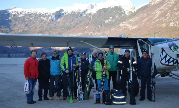 Z letališča v Libeličah na drugi konec Slovenije v le 35 minutah prva skupina smučarjev (FOTO)