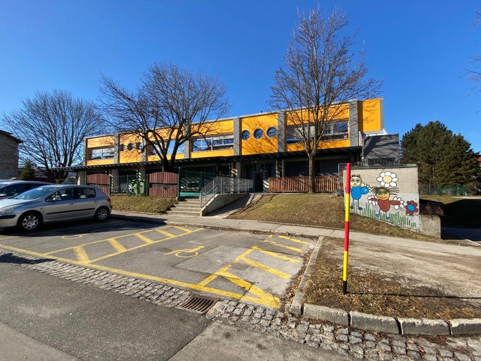 Mestne občine pozivajo vlado k pokritju stroškov povišanj plač, v nasprotnem primeru napovedujejo dvig cen vrtcev že v februarju