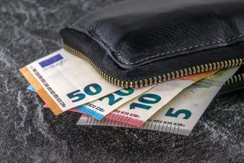 V Slovenj Gradcu se je poškodoval kolesar. Na Ravnah obravnavali tatvino denarnice