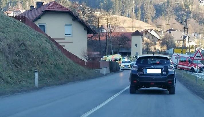 Sele: vozilo zapeljalo s cestišča v parkiran avtomobil, ena oseba poškodovana