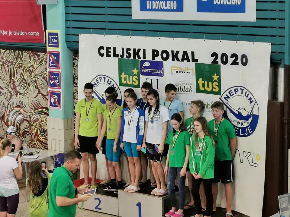 Fužinarjevi plavalci in plavalke do štafetne zmage ter skupno tretjega mesta v Celju (FOTO)