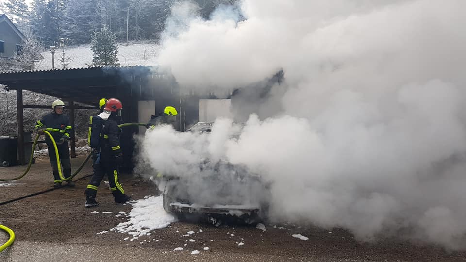 Požar garaže in osebnega vozila v Žerjavu (FOTO)