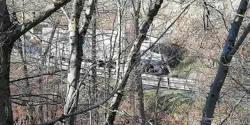 Zaradi trčenja dveh tovornjakov na Dobrijah popolna zapora ceste, ena oseba poškodovana (FOTO)