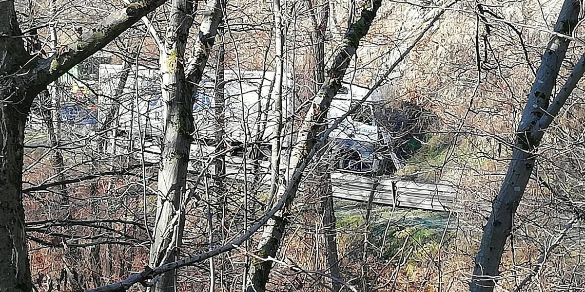 Zaradi trčenja dveh tovornjakov na Dobrijah popolna zapora ceste, ena oseba poškodovana (FOTO)