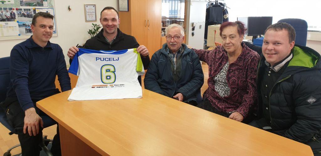 Srečanje s svojci poškodovanega planinca, katerega je čudežno rešila psička (FOTO)